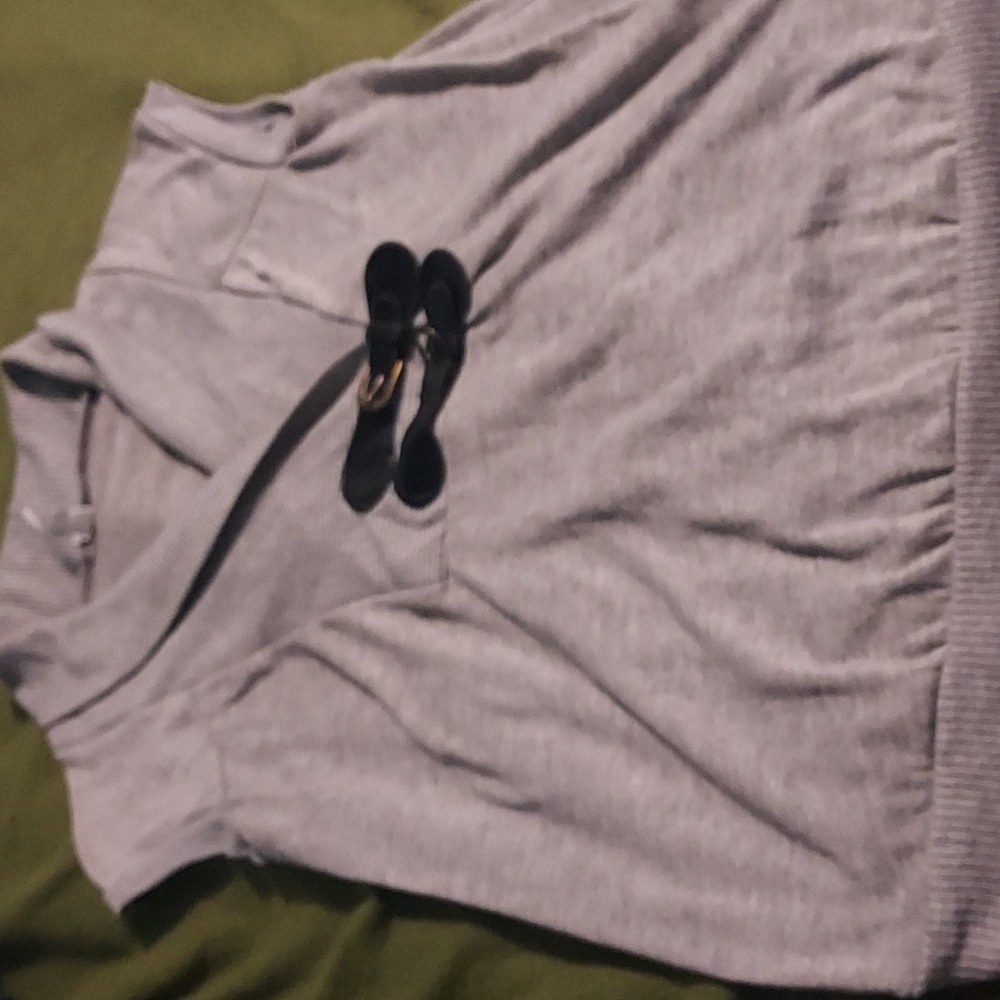 Grey sleeveless medium top